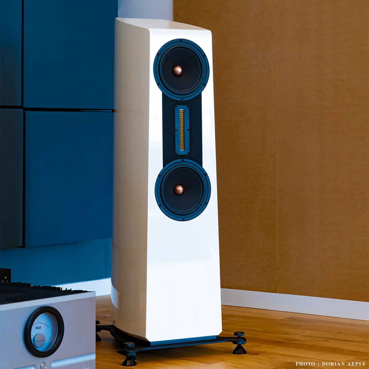 Enceinte acoustique Esprit Lisa en finition blanche, design élégant et compact.